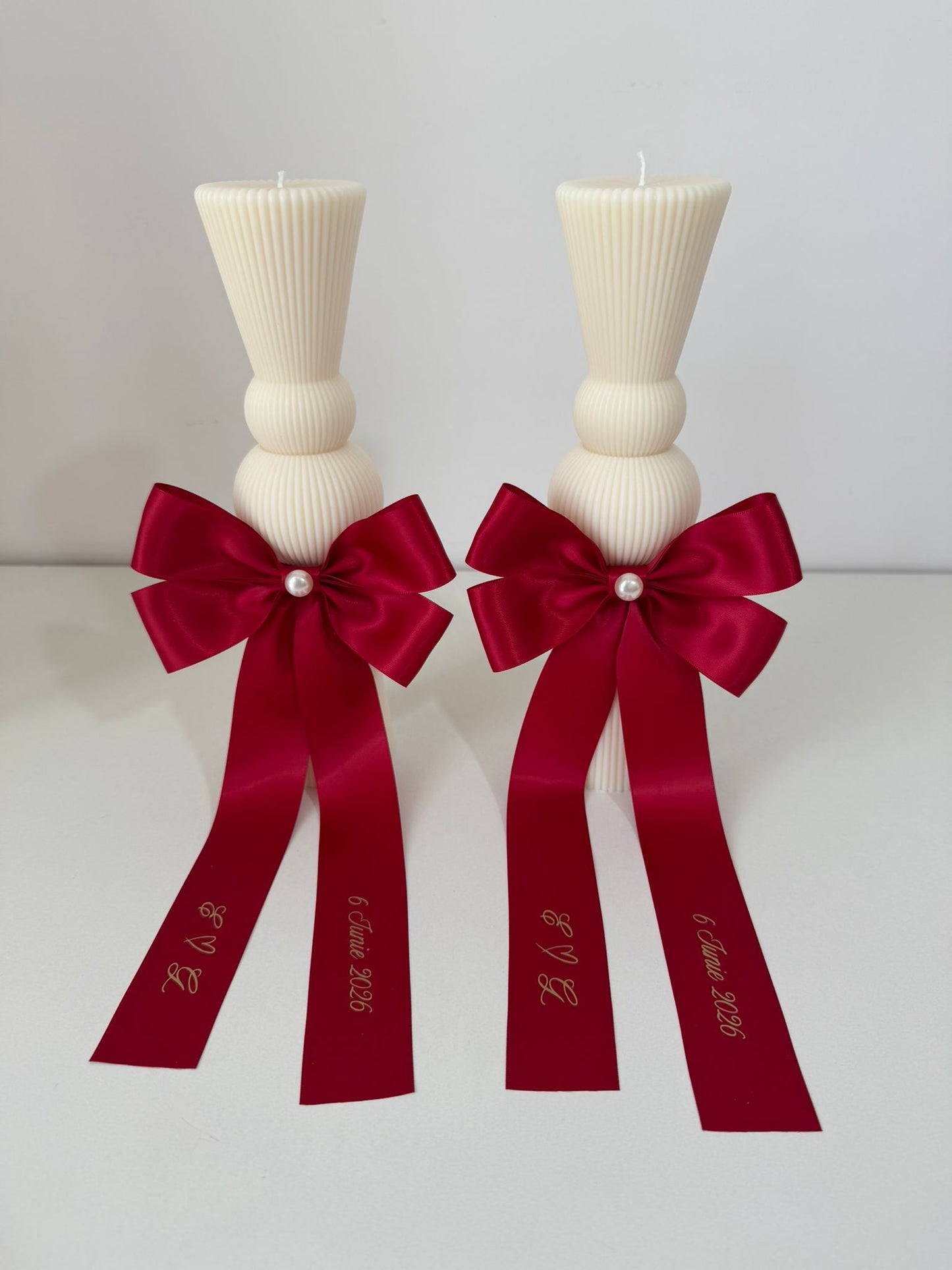 Lumânare cu Fundită Burgundy Personalizată și Perlă