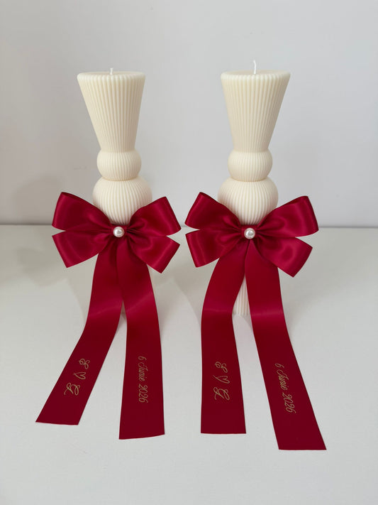 Lumânare cu Fundită Burgundy Personalizată și Perlă